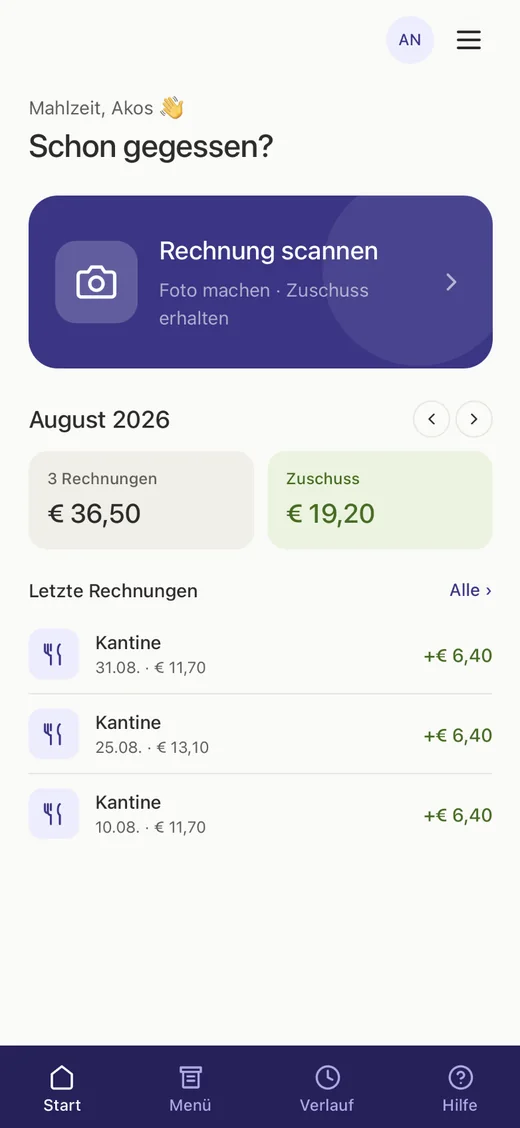 Startbildschirm der App im Firmenbranding eines Kunden: Begrüßung, großer Button „Rechnung scannen“, Monatsübersicht August 2026 mit 3 Rechnungen über 36,50 Euro und 19,20 Euro Zuschuss, darunter die letzten Rechnungen.